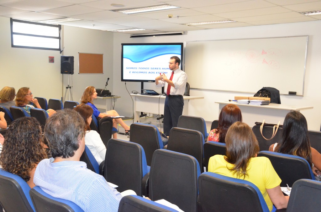 Gestores recebem retorno sobre as avaliações em palestra realizada na quarta-feira (6/4)